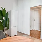 Bright - 3Br - Fast Wifi - At Bus And Tram Station