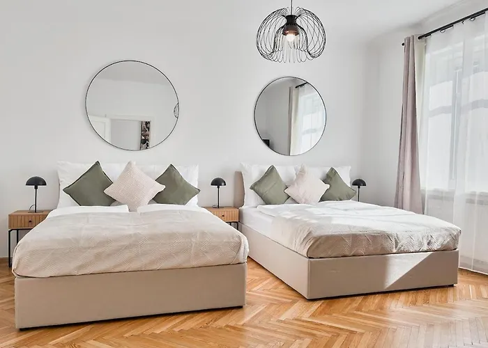 Bright - 3Br - Fast Wifi - At Bus And Tram Station