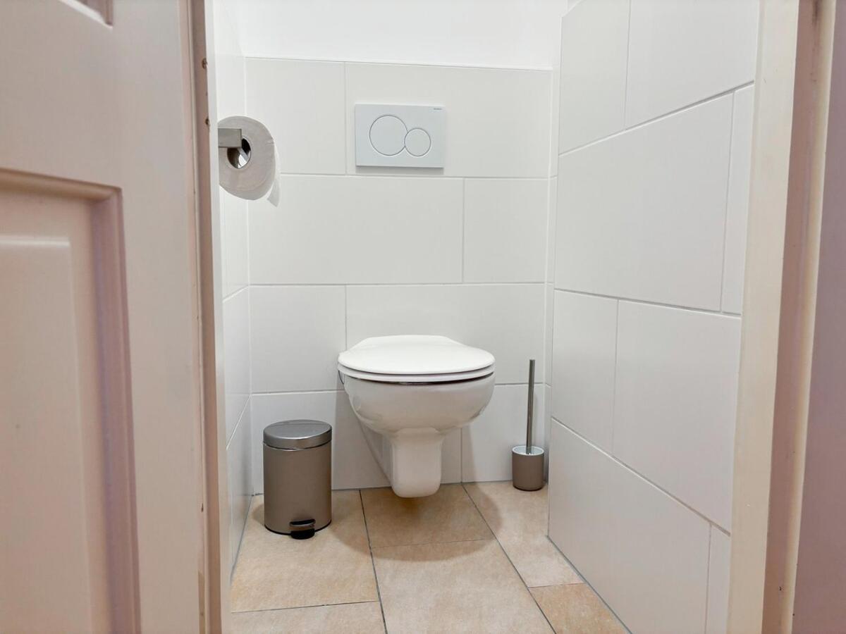 Bright - 3br - Fast Wifi - At Bus And Tram Station *