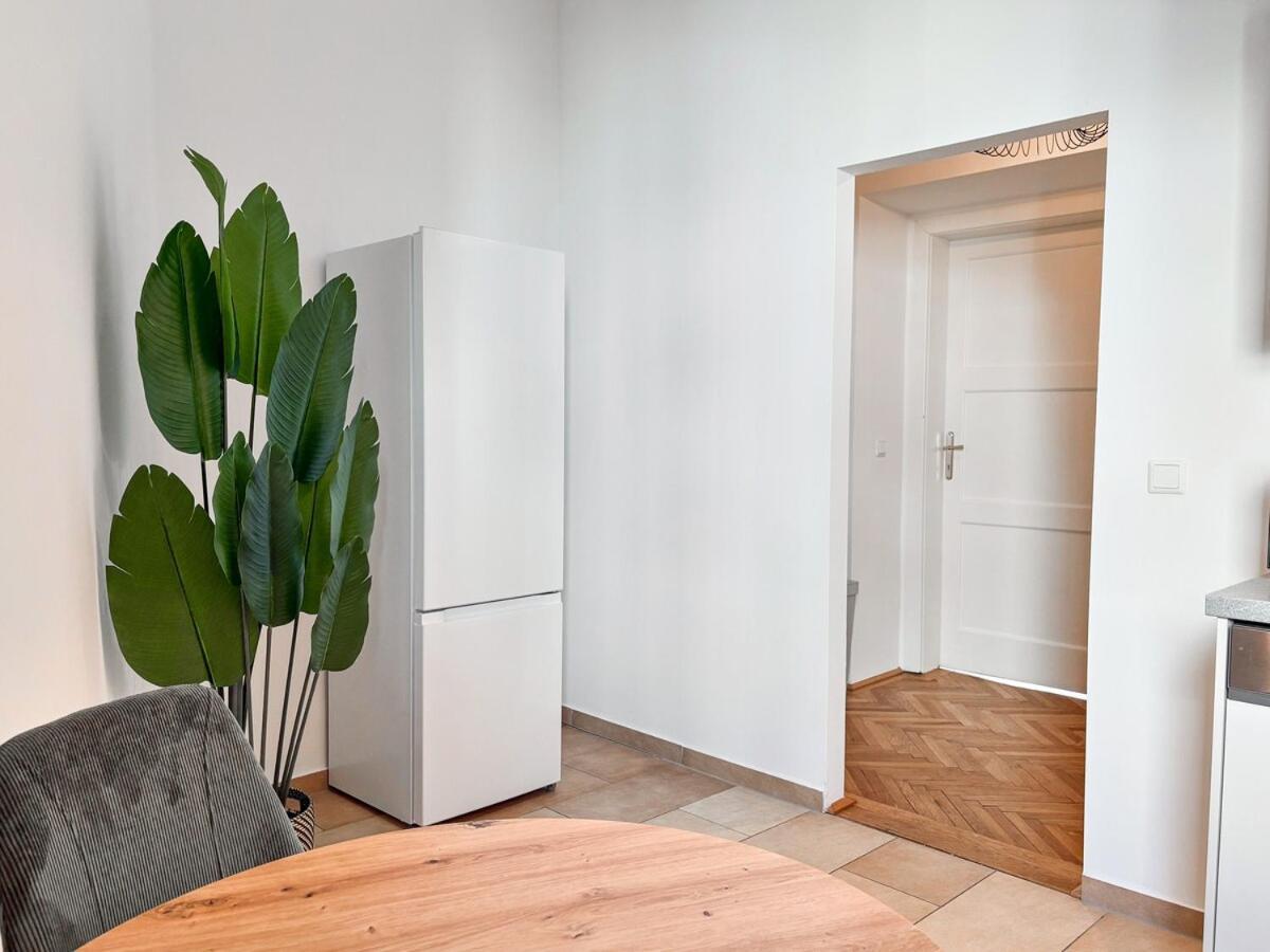 Bright - 3br - Fast Wifi - At Bus And Tram Station Apartment