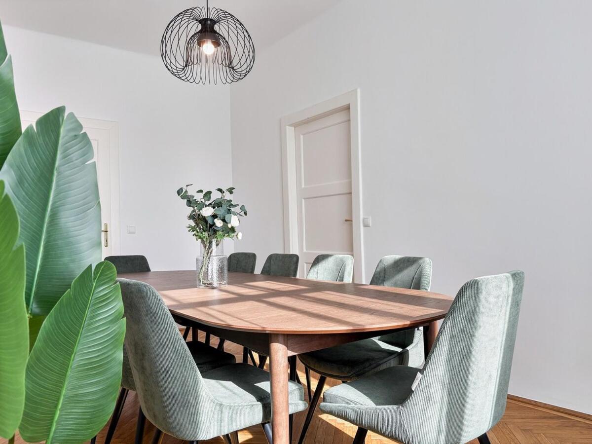 Bright - 3br - Fast Wifi - At Bus And Tram Station Apartment