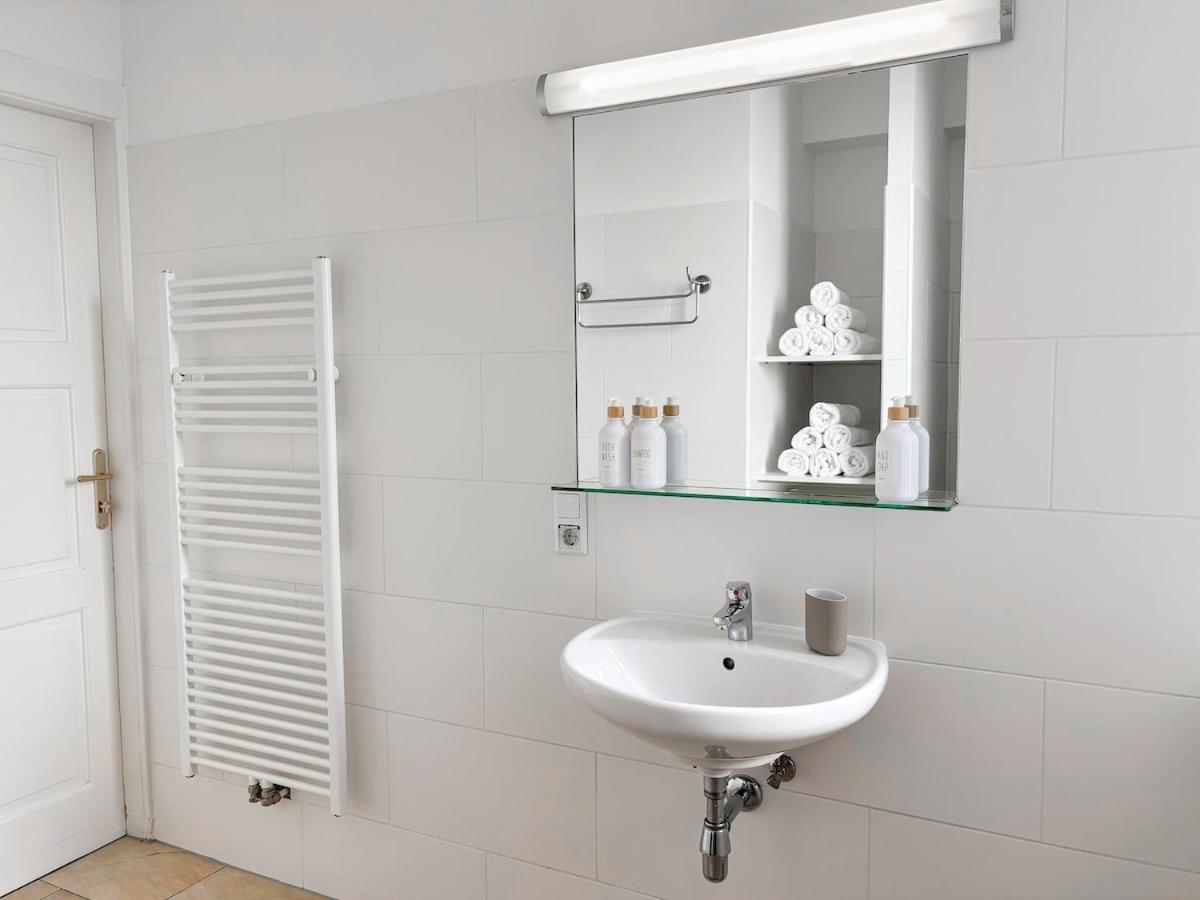 Bright - 3br - Fast Wifi - At Bus And Tram Station *