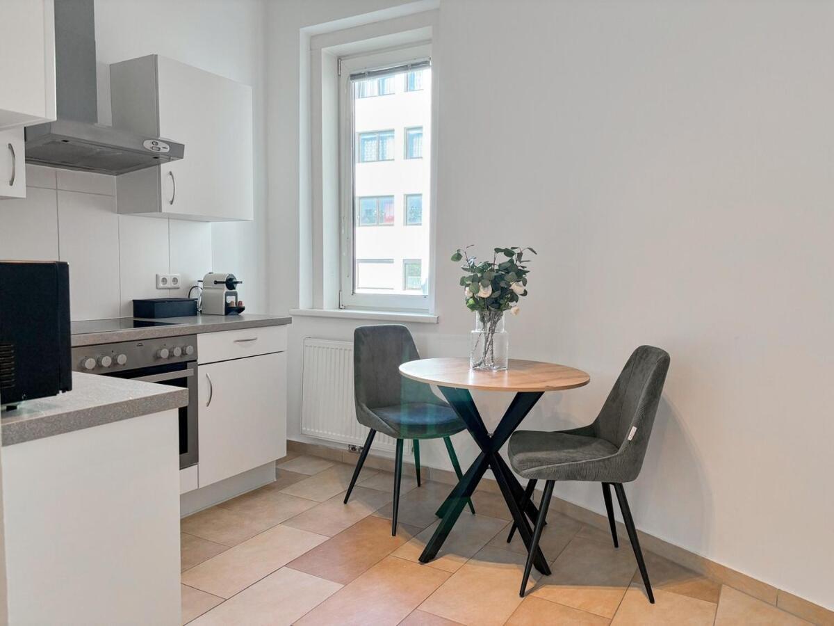 Bright - 3br - Fast Wifi - At Bus And Tram Station Apartment