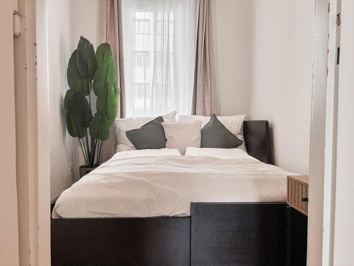 Apartment Bright - 3br - Fast Wifi - At Bus And Tram Station *