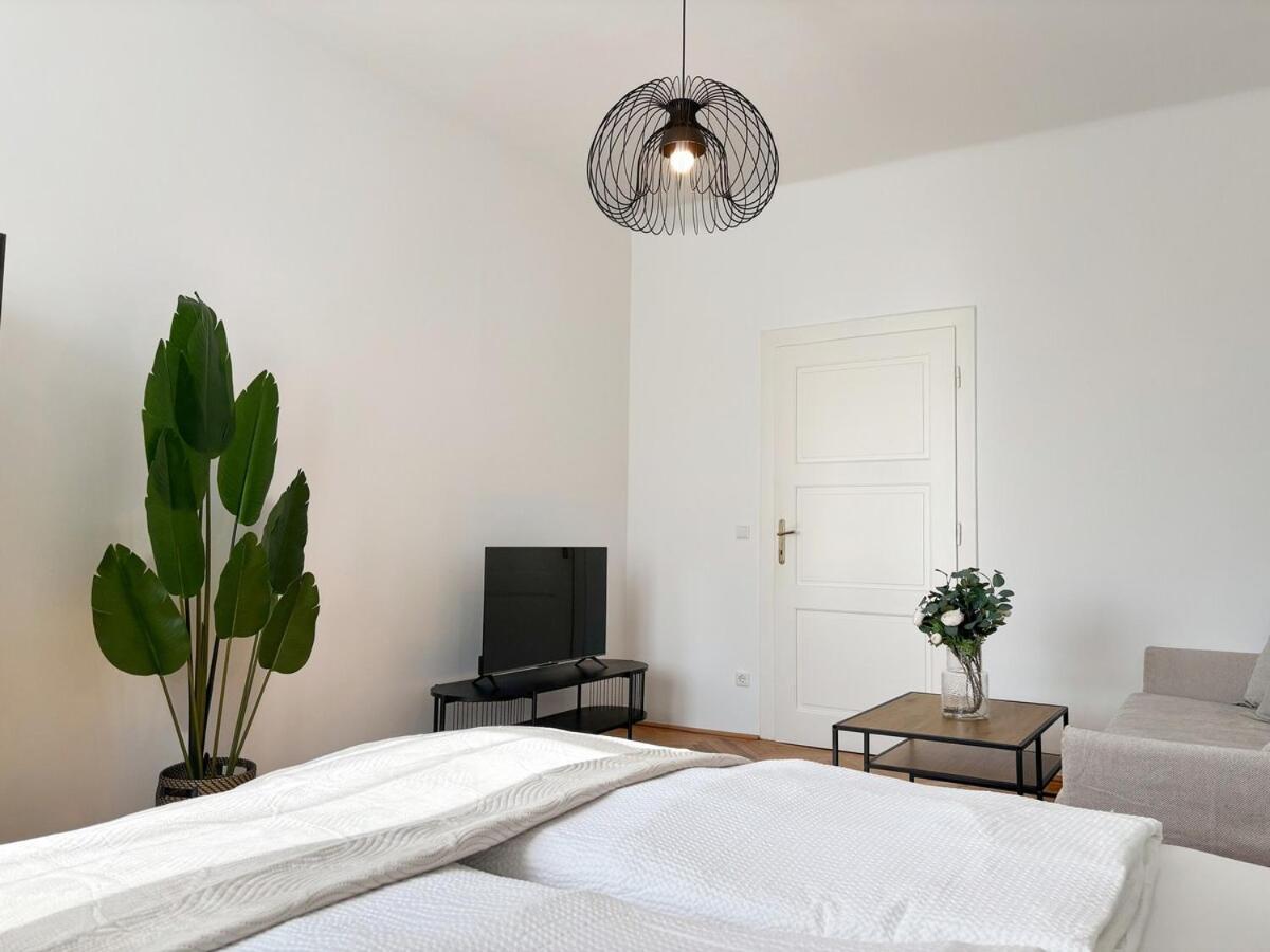 Bright - 3br - Fast Wifi - At Bus And Tram Station Apartment