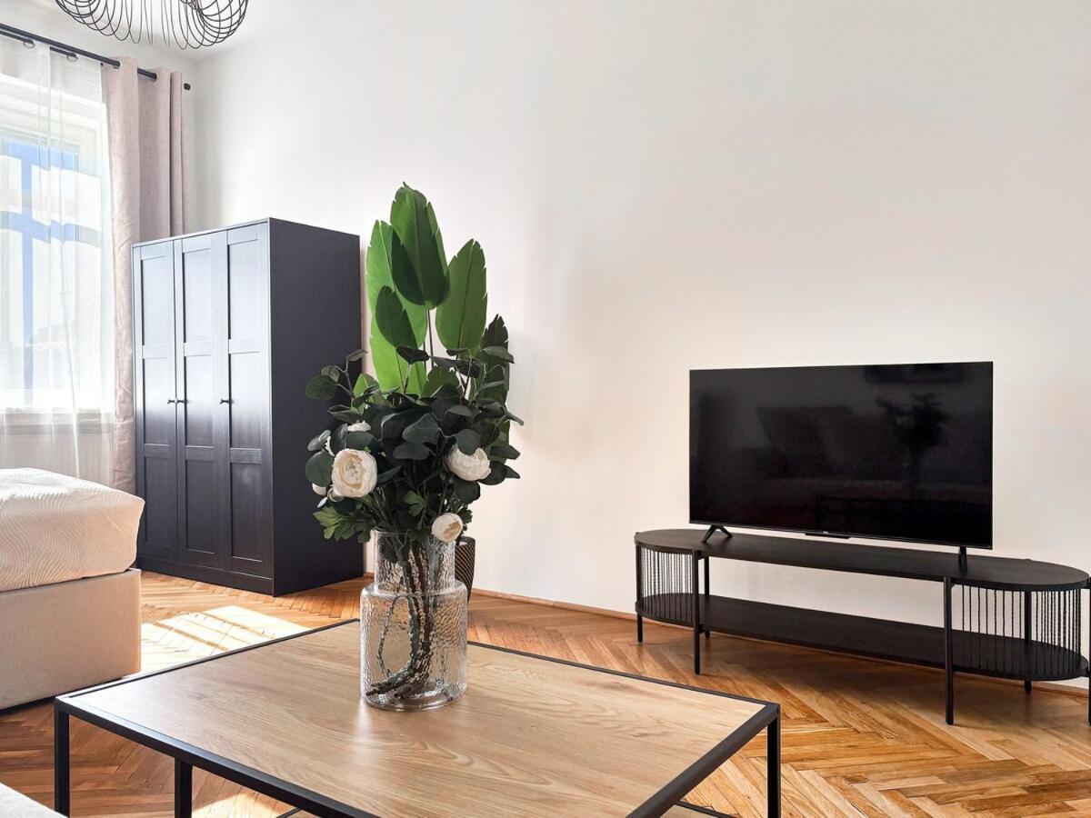 Bright - 3br - Fast Wifi - At Bus And Tram Station Apartment *