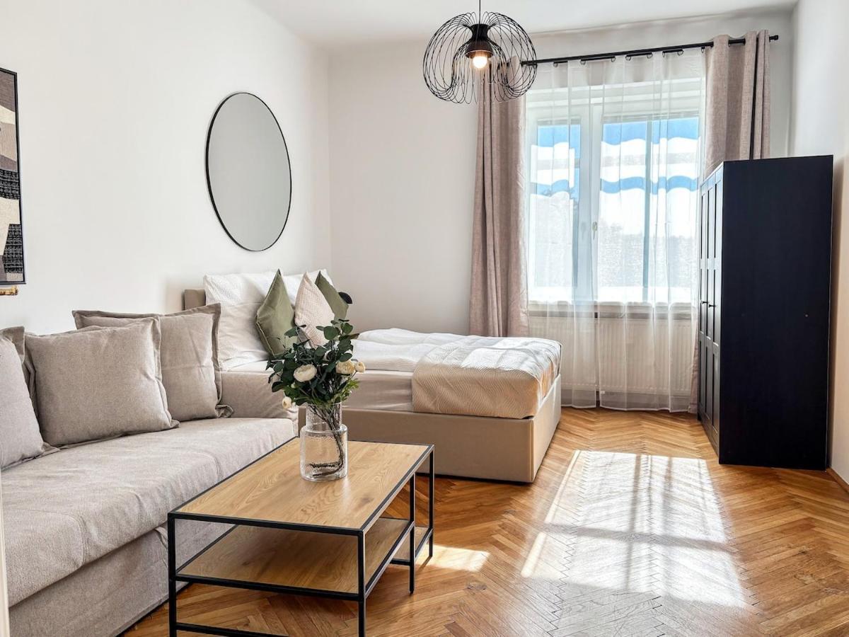 Apartment Bright - 3br - Fast Wifi - At Bus And Tram Station *