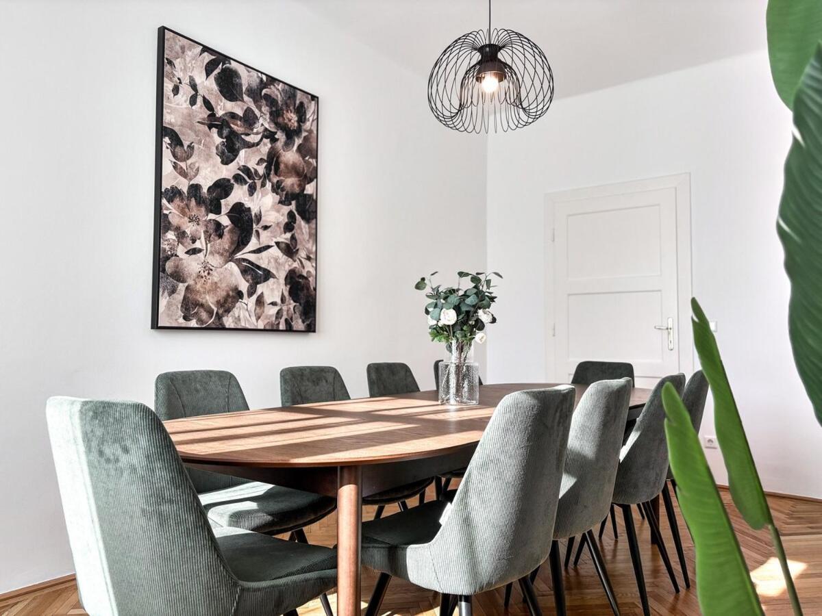 Bright - 3br - Fast Wifi - At Bus And Tram Station *
