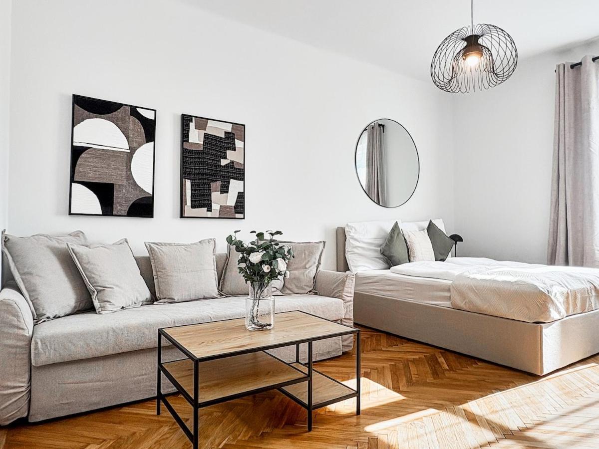 Apartment Bright - 3br - Fast Wifi - At Bus And Tram Station